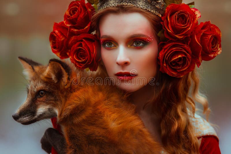 Femme dans des vêtements médiévaux avec un renard photographie stock libre de droits Femme dans des vêtements médiévaux avec un renard photographie stock libre de droits