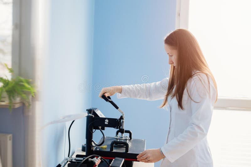 Femme dans l'image de transfert thermique de laboratoire blanc photographie stock libre de droits Femme dans l'image de transfert thermique de laboratoire blanc photographie stock libre de droits
