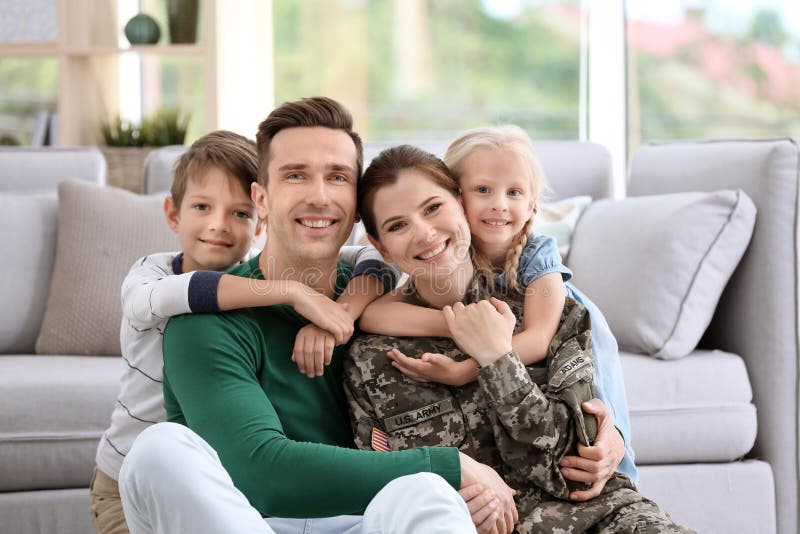 Femme dans l'uniforme militaire avec sa famille images libres de droits Femme dans l'uniforme militaire avec sa famille images libres de droits