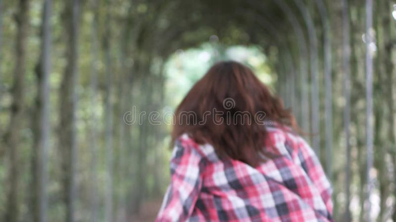 Femme dans la chemise de plaid en parc d'automne plan rapproché, sourire
