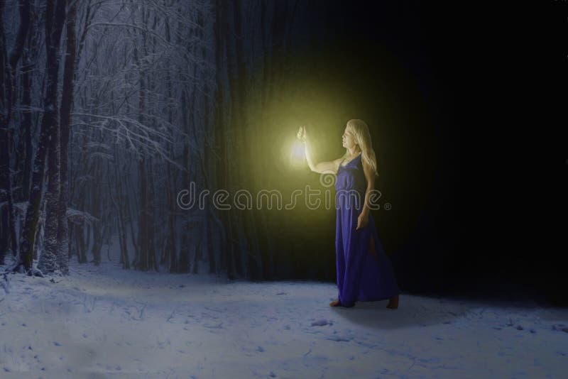 Femme dans la forêt neigeuse photographie stock Femme dans la forêt neigeuse photographie stock