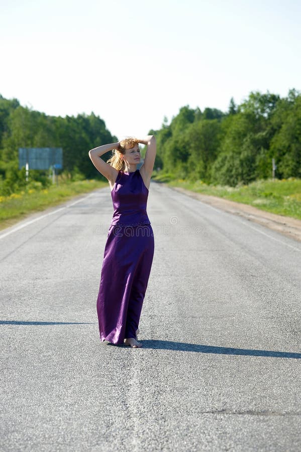 Femme dans la longue robe de soirée photo stock Femme dans la longue robe de soirée photo stock