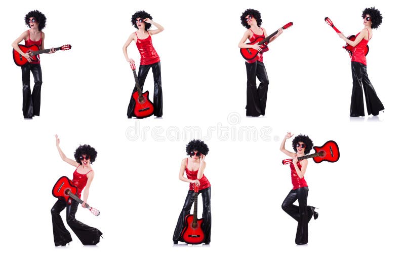 Femme dans la perruque Afro jouant la guitare photo stock Femme dans la perruque Afro jouant la guitare photo stock