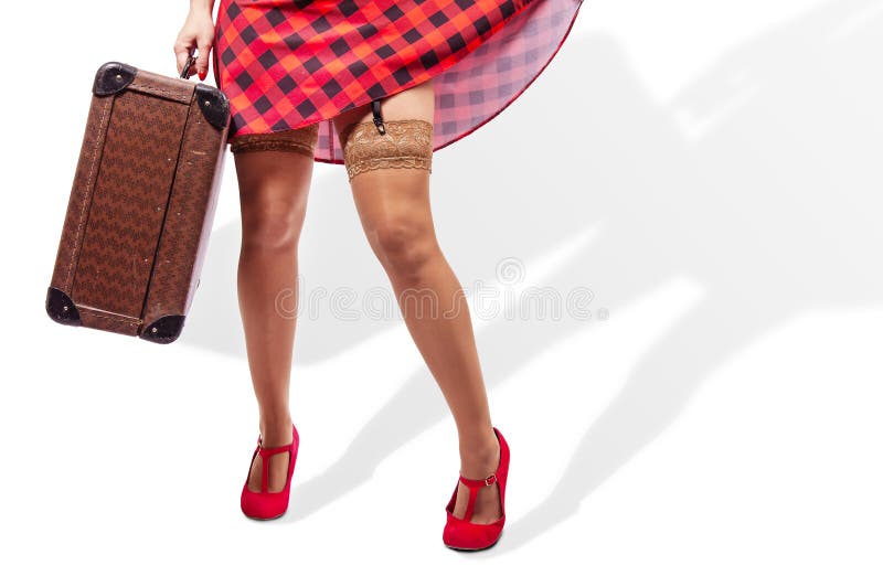 Femme dans la robe rouge tenant une valise plan rapproch? de jambes photo stock Femme dans la robe rouge tenant une valise plan rapproch? de jambes photo stock