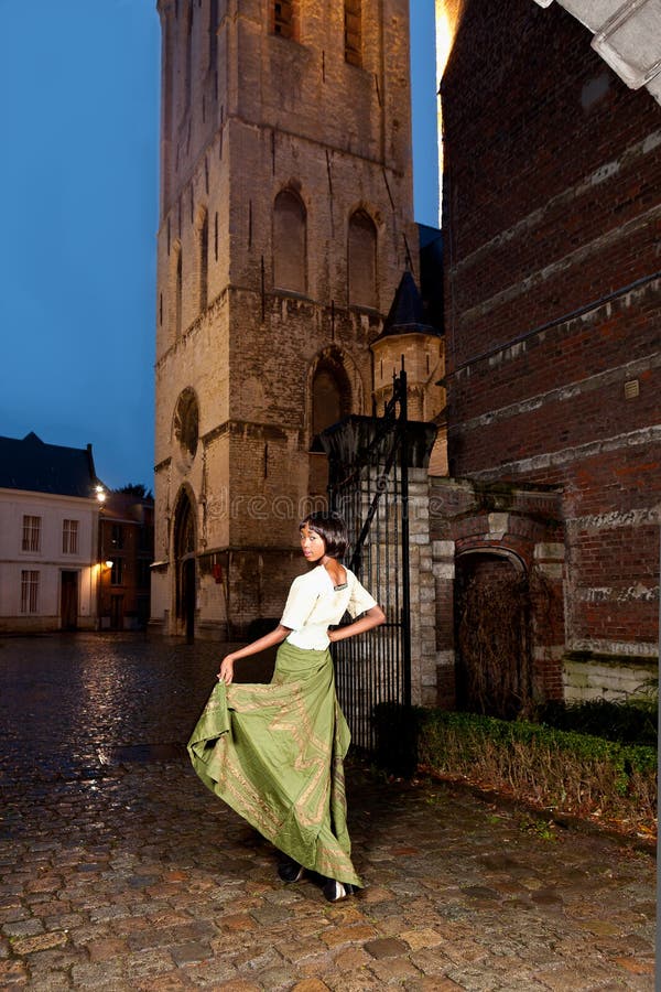 Femme dans la robe victorienne dans la ville photo libre de droits Femme dans la robe victorienne dans la ville photo libre de droits