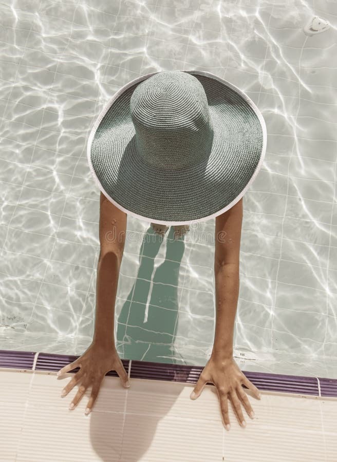 Femme dans le chapeau du soleil dans la piscine Vue supérieure