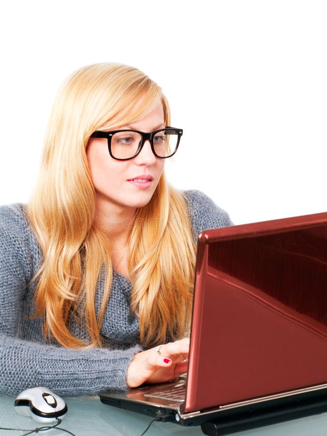 Femme dans le grand fonctionnement en verre sur l'ordinateur photo stock