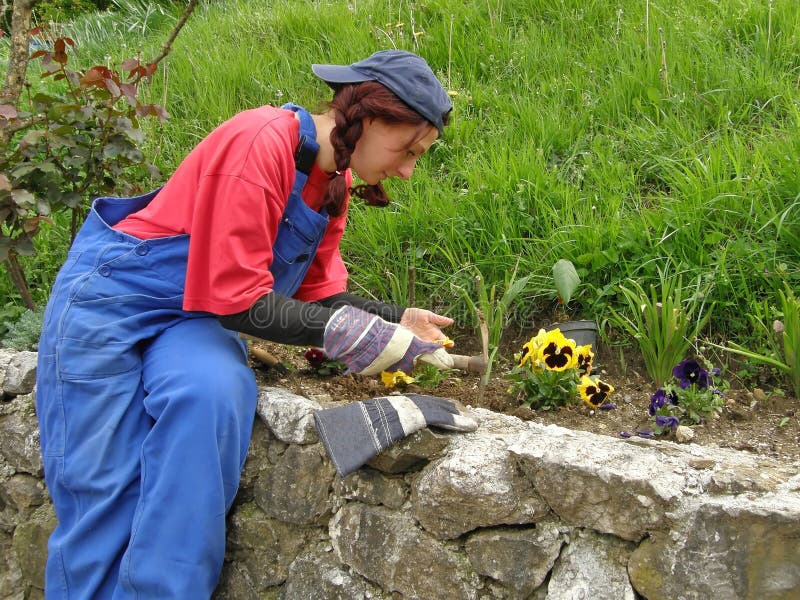 Femme dans le jardin de fleur images libres de droits Femme dans le jardin de fleur images libres de droits