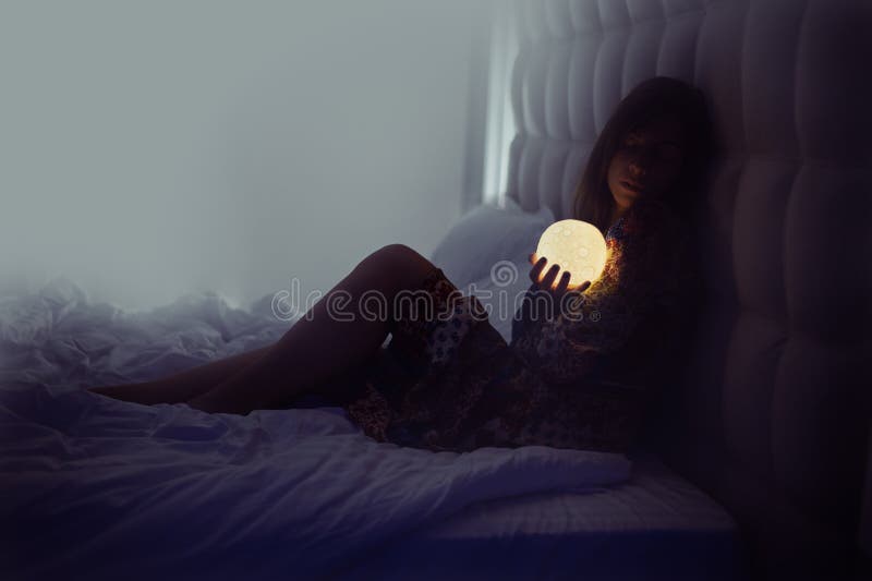 Femme dans le lit regardant la lune image libre de droits Femme dans le lit regardant la lune image libre de droits