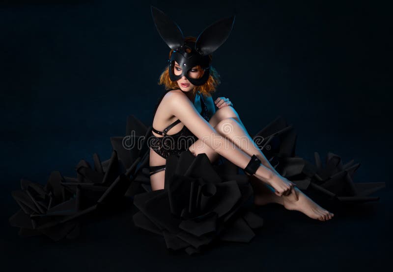 Femme dans le masque noir de lingerie et de lapin photos libres de droits Femme dans le masque noir de lingerie et de lapin photos libres de droits