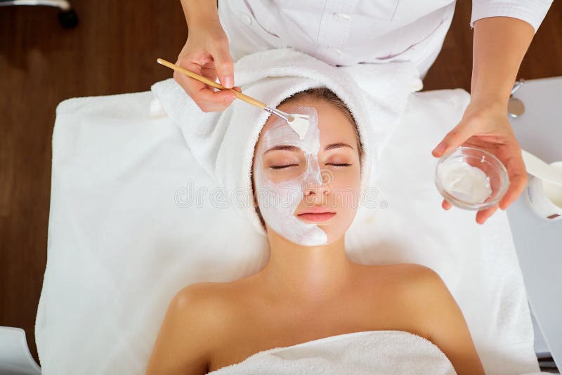 Femme dans le masque sur le visage dans le salon de beauté de station thermale images libres de droits Femme dans le masque sur le visage dans le salon de beauté de station thermale images libres de droits