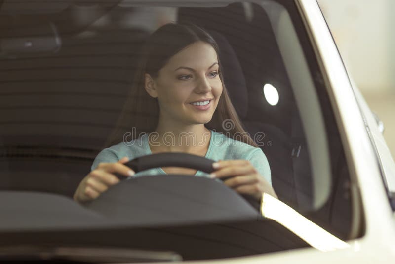Femme dans le Salon de l'Automobile photo stock Femme dans le Salon de l'Automobile photo stock
