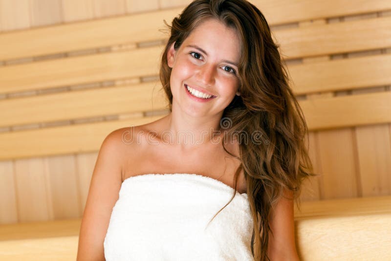 Femme dans le sauna images stock Femme dans le sauna images stock