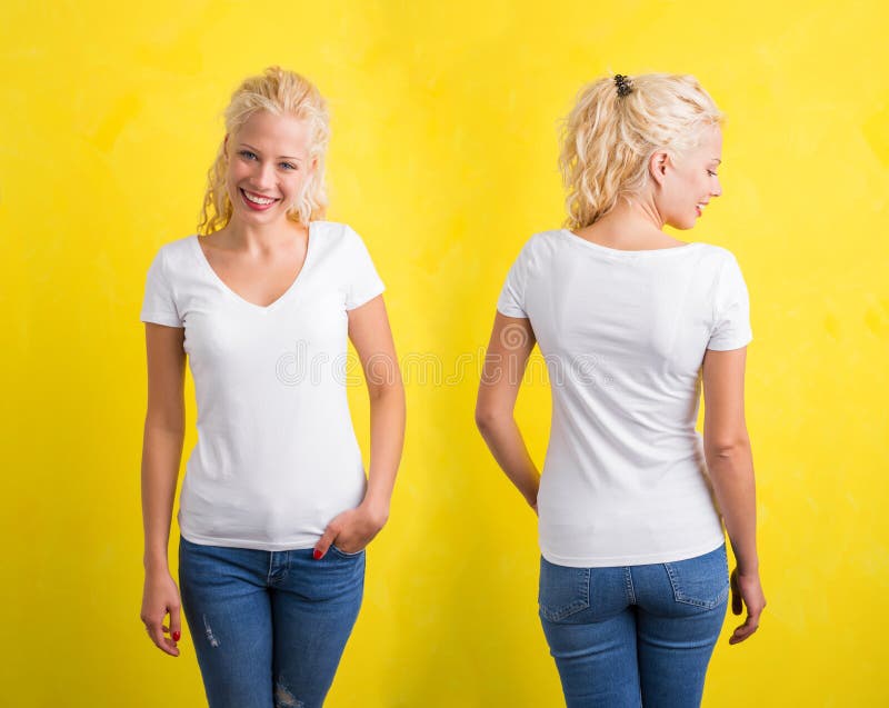 Femme dans le T-shirt blanc de décolleté en V sur le fond jaune
