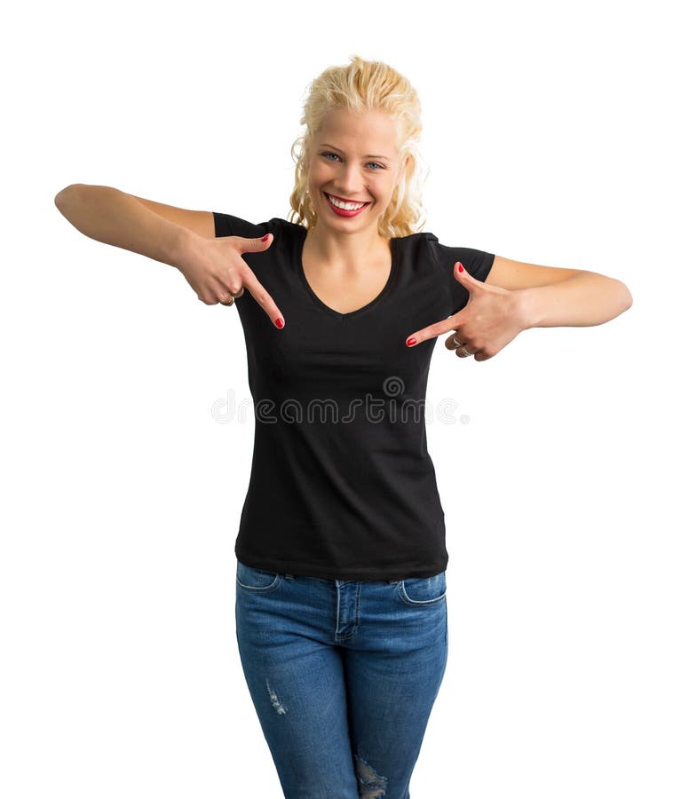 Femme dans le T-shirt noir de décolleté en V se dirigeant à lui avec les deux mains
