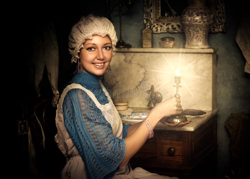 Femme dans le vieux capuchon avec le chandelier image libre de droits Femme dans le vieux capuchon avec le chandelier image libre de droits
