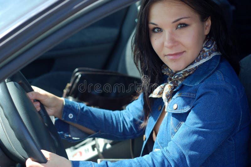 Femme dans le véhicule image libre de droits Femme dans le véhicule image libre de droits