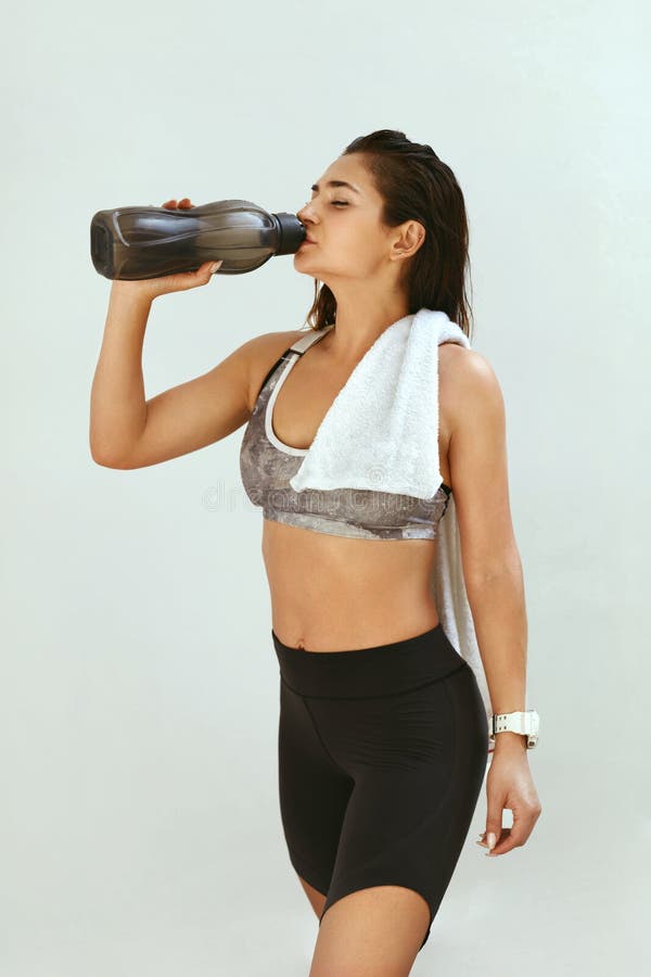 Formation De Belle Fille. Fille De Sport Dans Un Vêtement De Sport. Femme  Au Bord De L'eau.