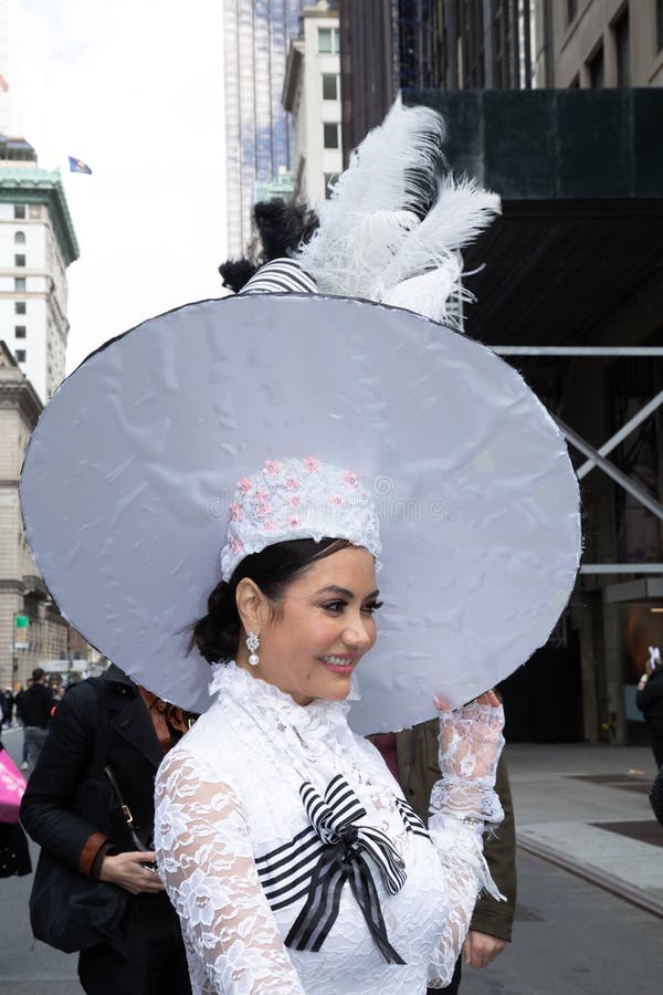 Femme En Costume Et Grand Chapeau En Plume Dans La Parade Du
