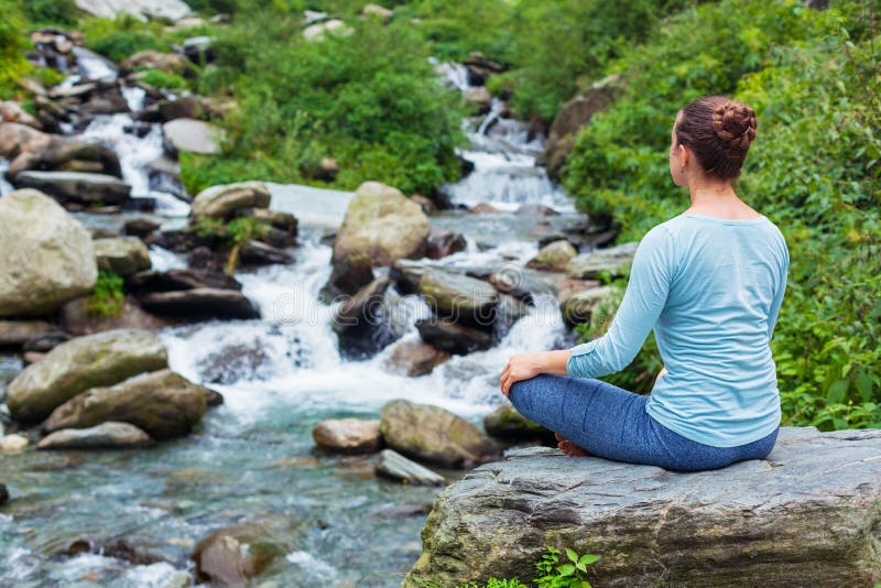 Femme dans Padmasana dehors photo libre de droits Femme dans Padmasana dehors photo libre de droits