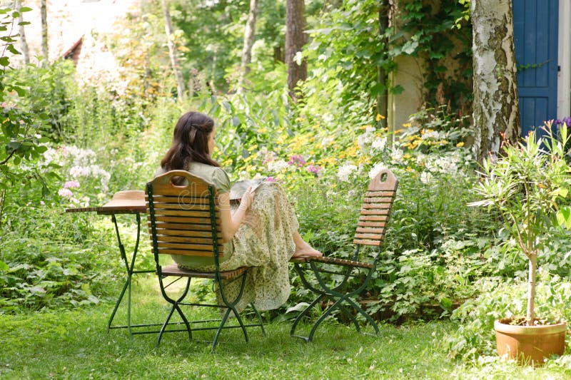 Femme dans un jardin photographie stock libre de droits Femme dans un jardin photographie stock libre de droits