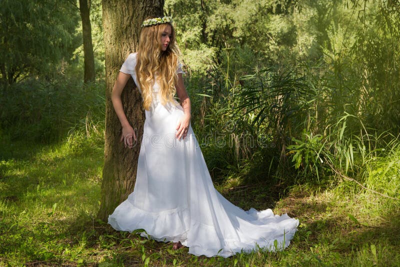 Femme dans une robe blanche et une guirlande images stock Femme dans une robe blanche et une guirlande images stock