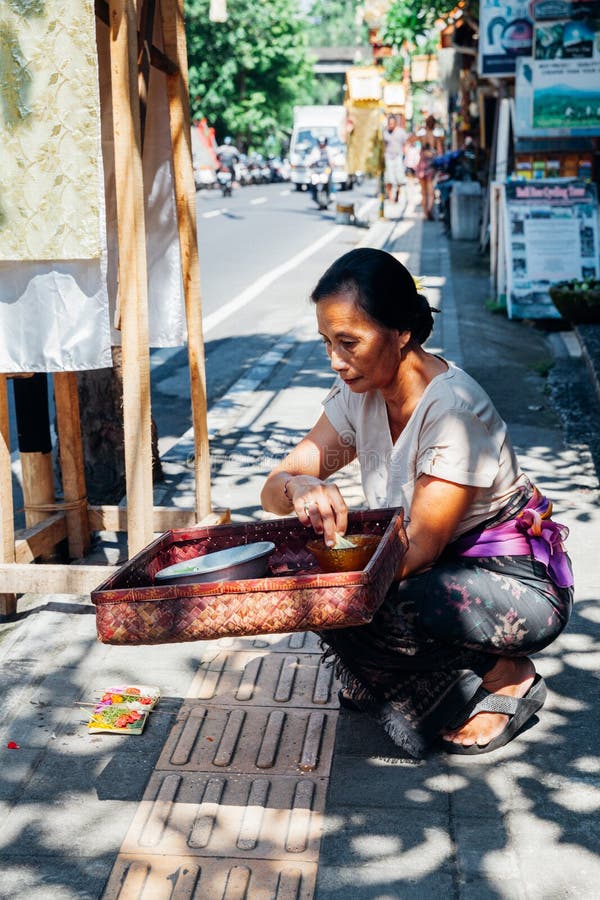 Femme de Balinese faisant des offres aux dieux image stock Femme de Balinese faisant des offres aux dieux image stock