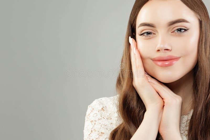 Femme de beaut? avec de longs cheveux boucl?s de Brown Femme mignonne avec la peau claire, les soins de la peau et le concept fac images stock Femme de beaut? avec de longs cheveux boucl?s de Brown Femme mignonne avec la peau claire, les soins de la peau et le concept fac images stock