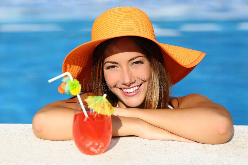 Femme de beauté avec le sourire parfait appréciant dans une piscine des vacances photo stock