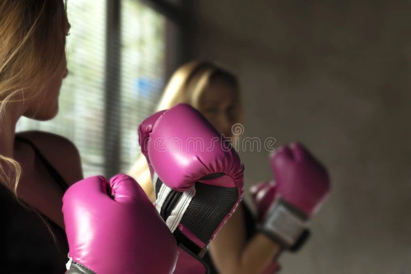Femme de boxe photos stock Femme de boxe photos stock