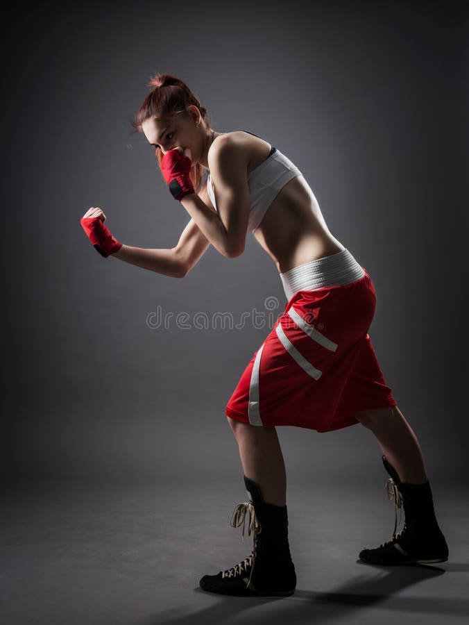 Femme de boxe pendant le fond exercice-gris images stock Femme de boxe pendant le fond exercice-gris images stock