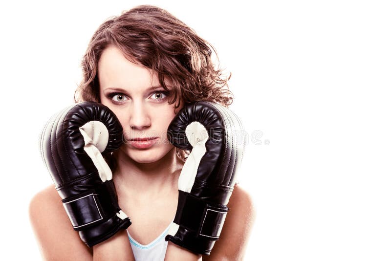 Femme de boxeur de sport dans les gants noirs Kick boxing de formation de fille de forme physique photos stock Femme de boxeur de sport dans les gants noirs Kick boxing de formation de fille de forme physique photos stock