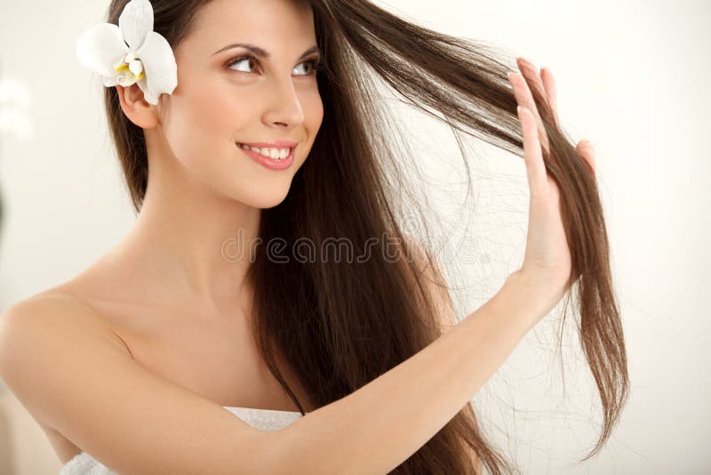 Femme de Brown Hair.Beautiful avec de longs cheveux. photos libres de droits Femme de Brown Hair.Beautiful avec de longs cheveux. photos libres de droits