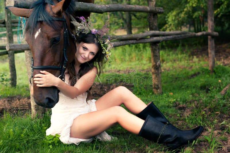 Fille avec le cheval photo stock. Image du brun, pré - 39953880