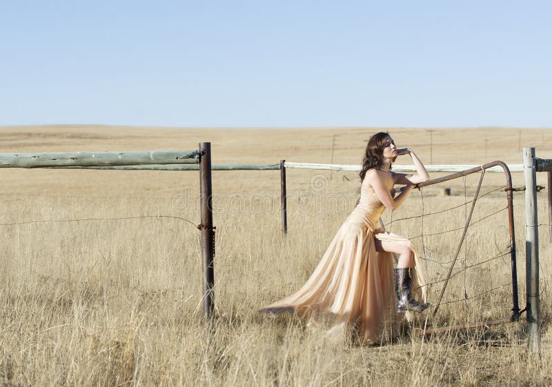 Femme de brune dans la robe de couture dans le domaine photo stock Femme de brune dans la robe de couture dans le domaine photo stock