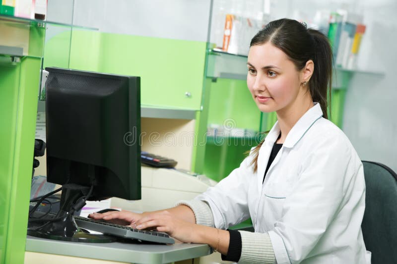 Femme de chimiste de pharmacie dans la pharmacie images stock Femme de chimiste de pharmacie dans la pharmacie images stock