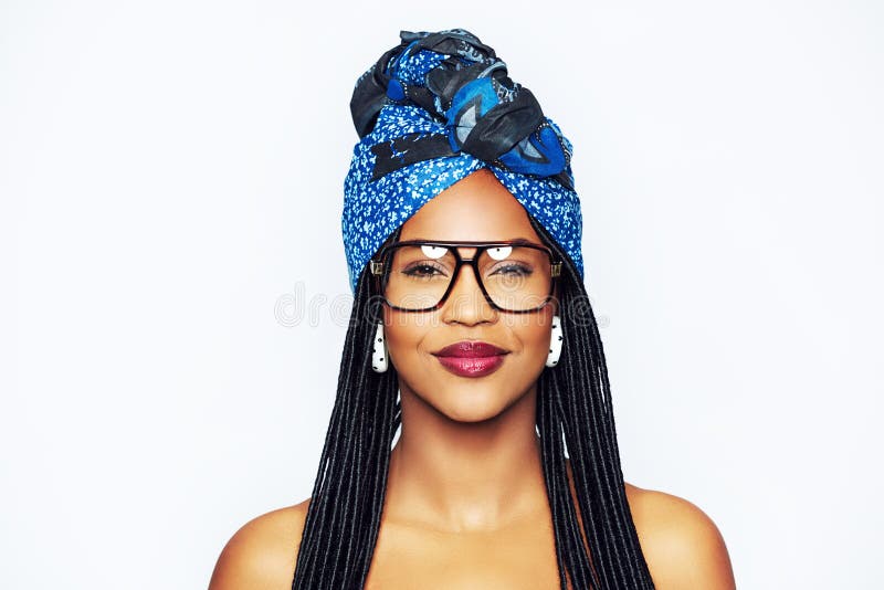 Une Femme Avec Des Dreadlocks Et Un Bandeau Coloré Sourit à