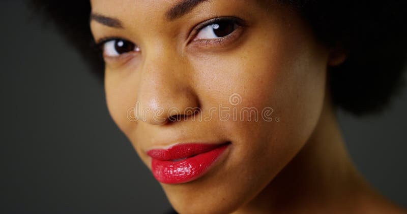 Femme de couleur assez jeune avec Afro images libres de droits Femme de couleur assez jeune avec Afro images libres de droits