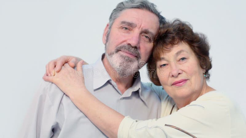 Femme de couple élevé embrasse l'homme et puis ils clips vidéos