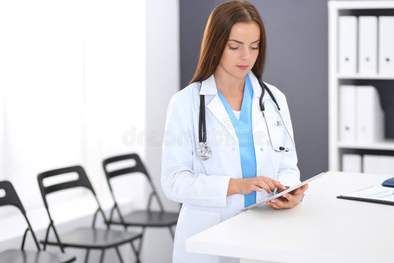 Femme De Docteur Au Travail Portrait Du Médecin Féminin à L'aide De  L'ordinateur Portable Tout En Tenant La Réception Proche à La Image stock -  Image du praticien, main: 138258093