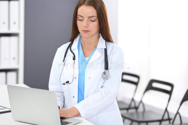 Femme De Docteur Au Travail Portrait Du Médecin Féminin à L'aide De  L'ordinateur Portable Tout En Tenant La Réception Proche à La Image stock -  Image du praticien, main: 138258093