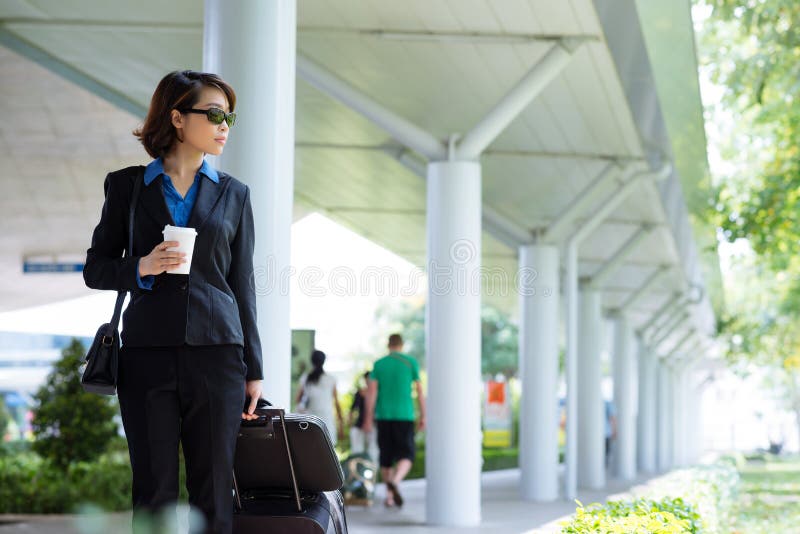 Femme de déplacement d'affaires photographie stock libre de droits Femme de déplacement d'affaires photographie stock libre de droits