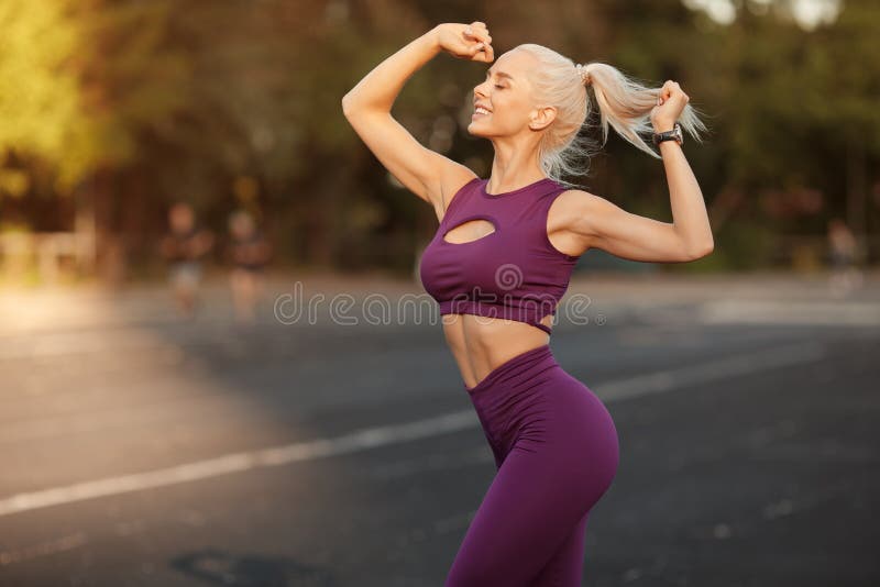 Femme De Fitness Avec Musculation En Salle De Gym. Athlétique Photo stock -  Image du entraînement, ajustement: 221139476