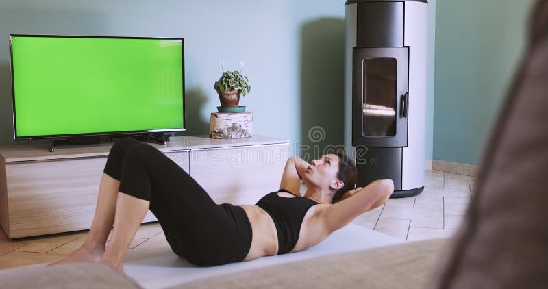 Femme de formation à la maison après une classe à distance de fitness. Femme faisant la formation à la maison avec l'écran vert Té banque de vidéos