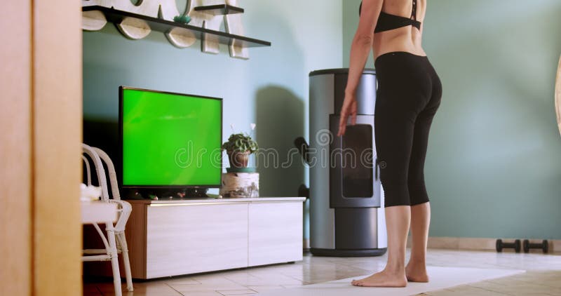 Femme de formation à la maison après une classe à distance de fitness. Femme faisant la formation à la maison avec l'écran vert Té banque de vidéos