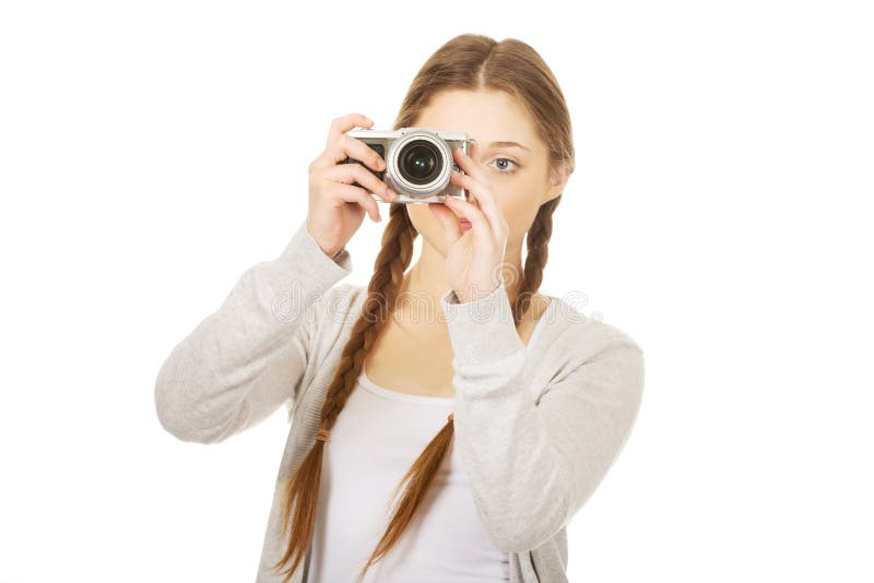 Femme de l'adolescence faisant la photo avec l'appareil-photo photos libres de droits Femme de l'adolescence faisant la photo avec l'appareil-photo photos libres de droits