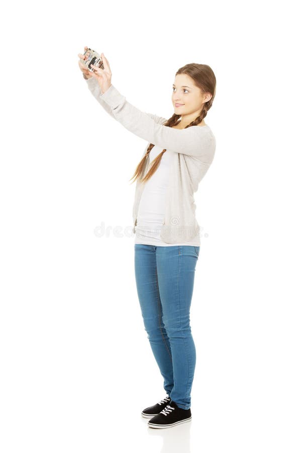 Femme de l'adolescence faisant la photo avec l'appareil-photo photographie stock Femme de l'adolescence faisant la photo avec l'appareil-photo photographie stock