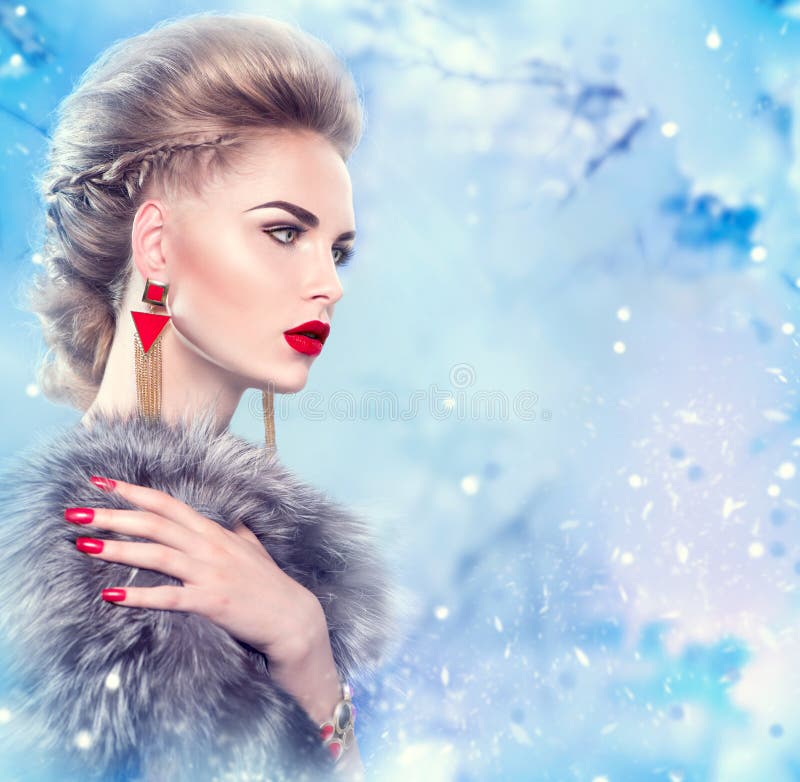 Femme de l'hiver dans le manteau de fourrure photos stock Femme de l'hiver dans le manteau de fourrure photos stock