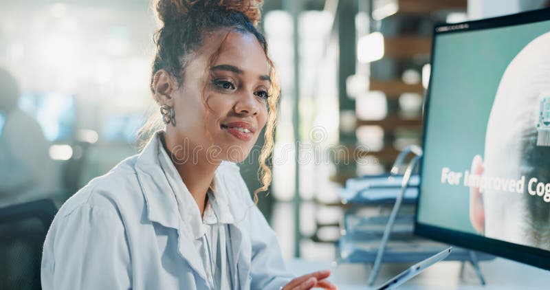 Femme de laboratoire et science avec tablette pour la recherche d'informations sur le cerveau ou les résultats de l'étude de micro photographie stock libre de droits