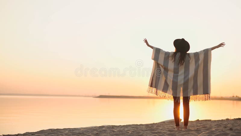 Femme de liberté et de bonheur de sourire sur la plage